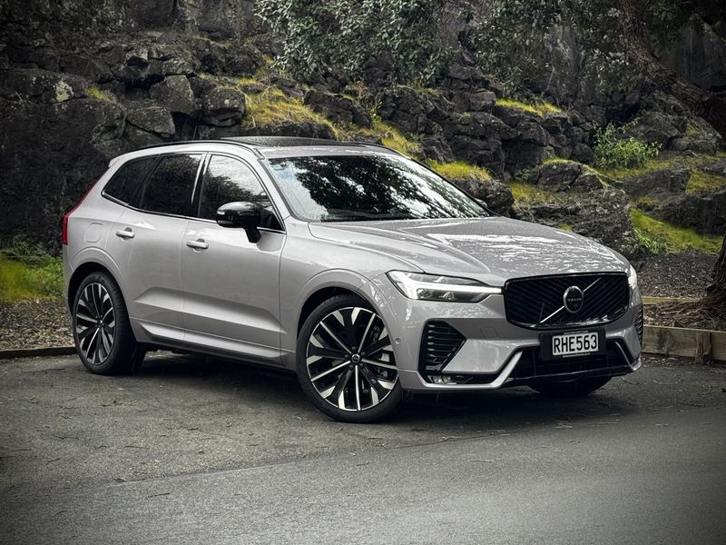 Volvo XC60 B5 AWD Ultra Dark