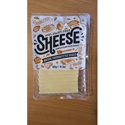 SLICE MATURE CHEDDAR STYLE VEGAN CHEESE(9PC) 180G