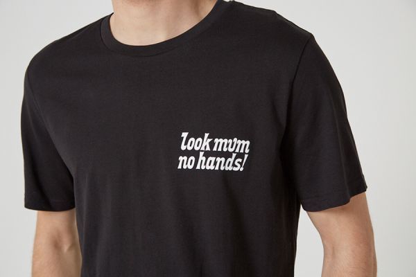 Camiseta Look Mum No Hands! Little Logo Negra Blanca