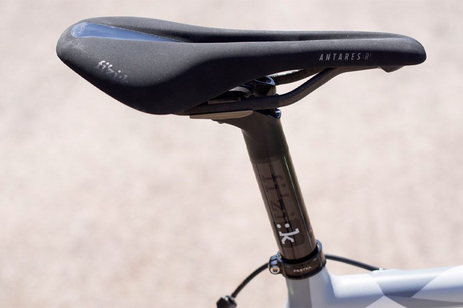 Fizik Antares R1 Open Carbon Large Zadel - Zwart