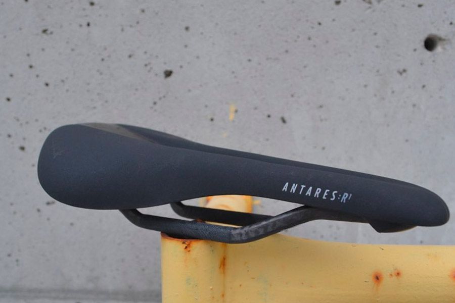 Fizik antares r1 on sale carbon braided saddle