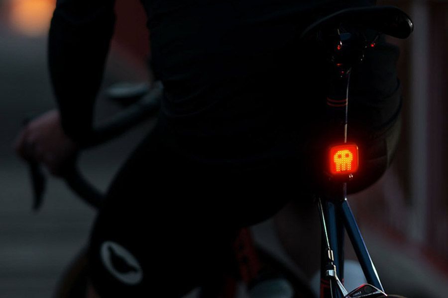 Découvrez l'éclairage arrière Knog Blinder R-150 chez