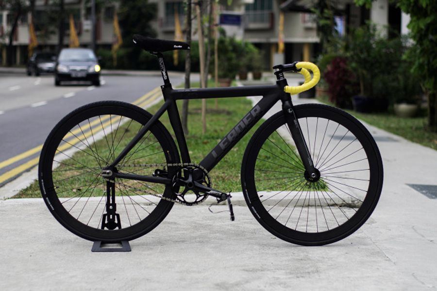 Buy the Leader 725 frame in black for fixies