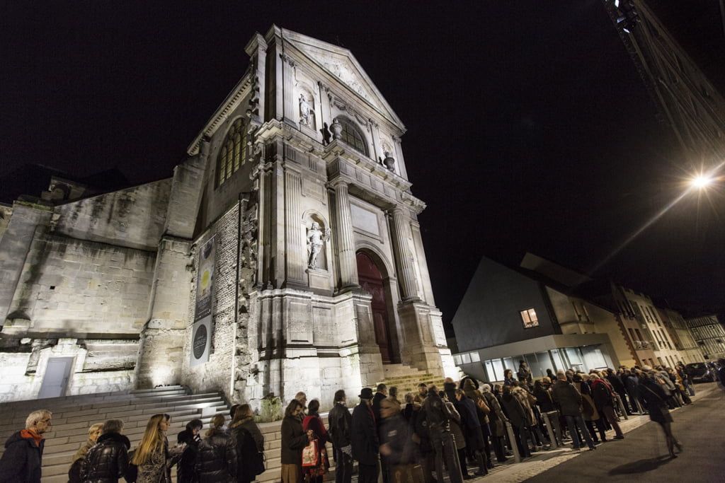 File d'attente devant la Chapelle Corneille à Rouen, de nuit.