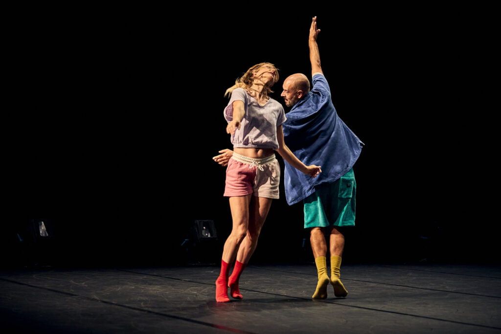 Photographie d'un homme et d'une femme qui dansent