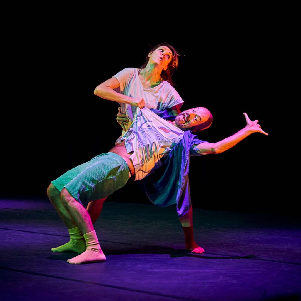 Photographie d'un homme et d'une femme qui dansent