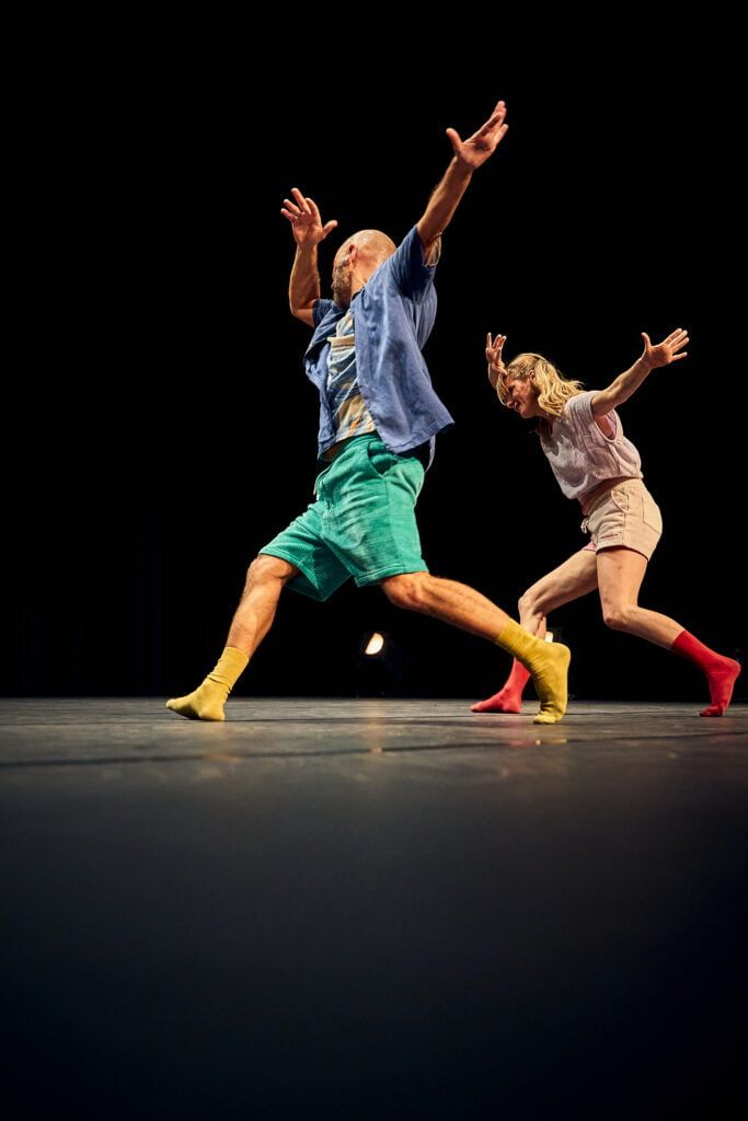 Photographie d'un homme et d'une femme qui dansent