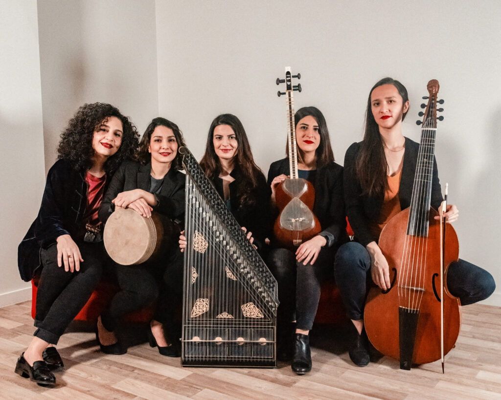 Portrait du groupe Atine avec leurs instruments de musique