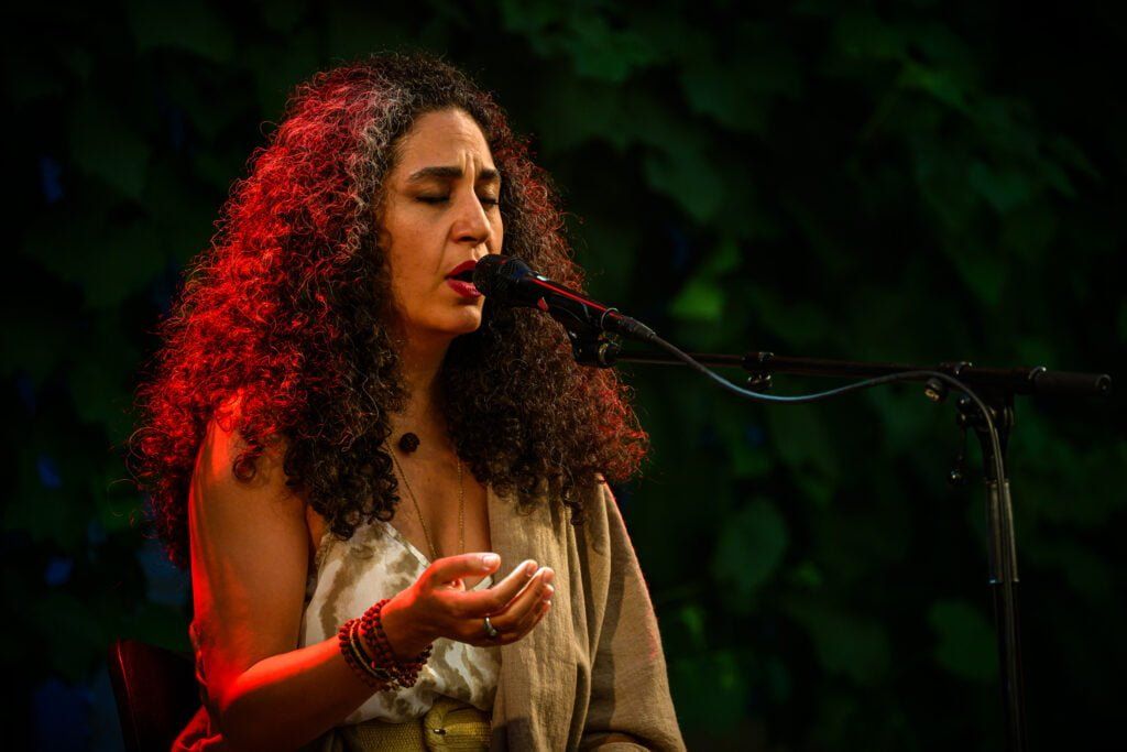 Portrait d'un membre du groupe Atine qui chante