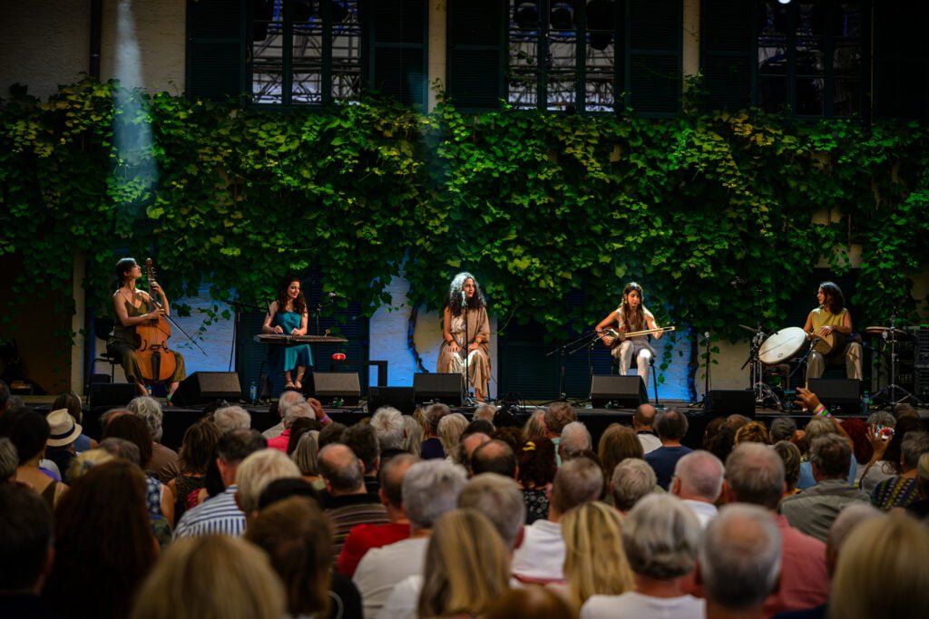 Groupe Atine en concert devant une foule