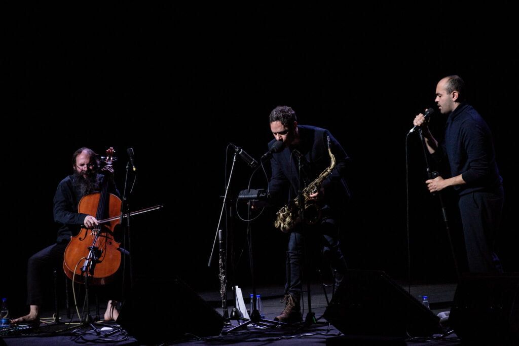 Photographie en noir et blanc des musiciens sur la scène