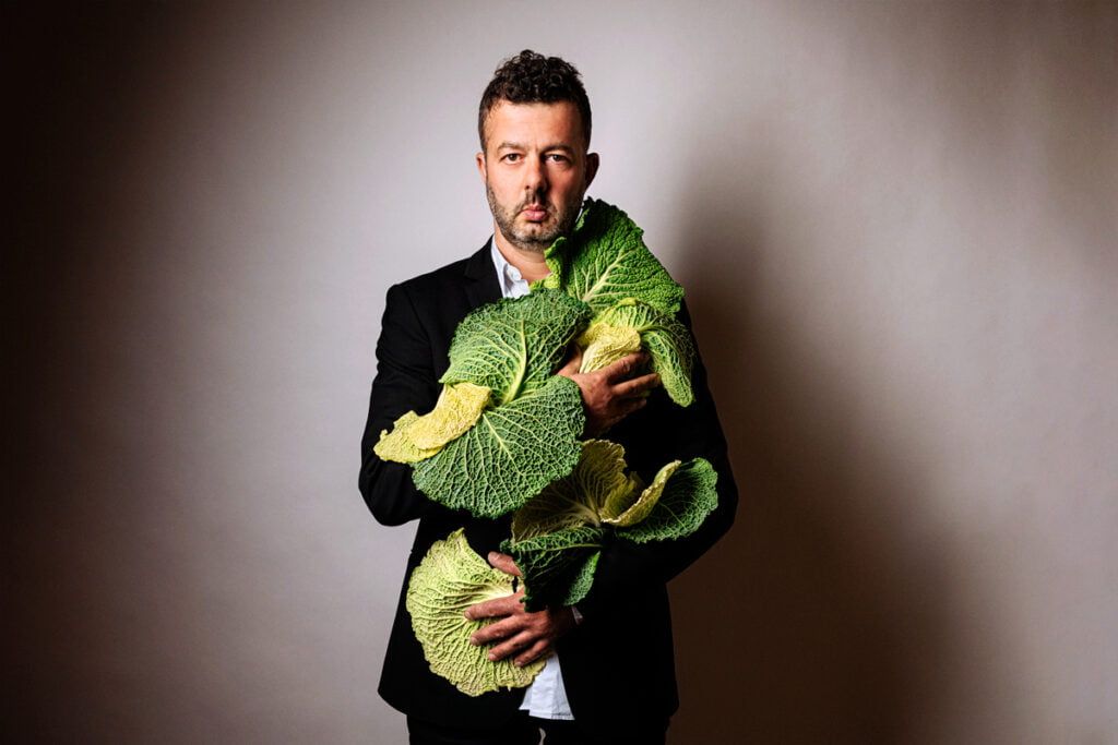 Portrait de Daniel Zimmermann avec des feuilles de chou qui recouvrent son costume