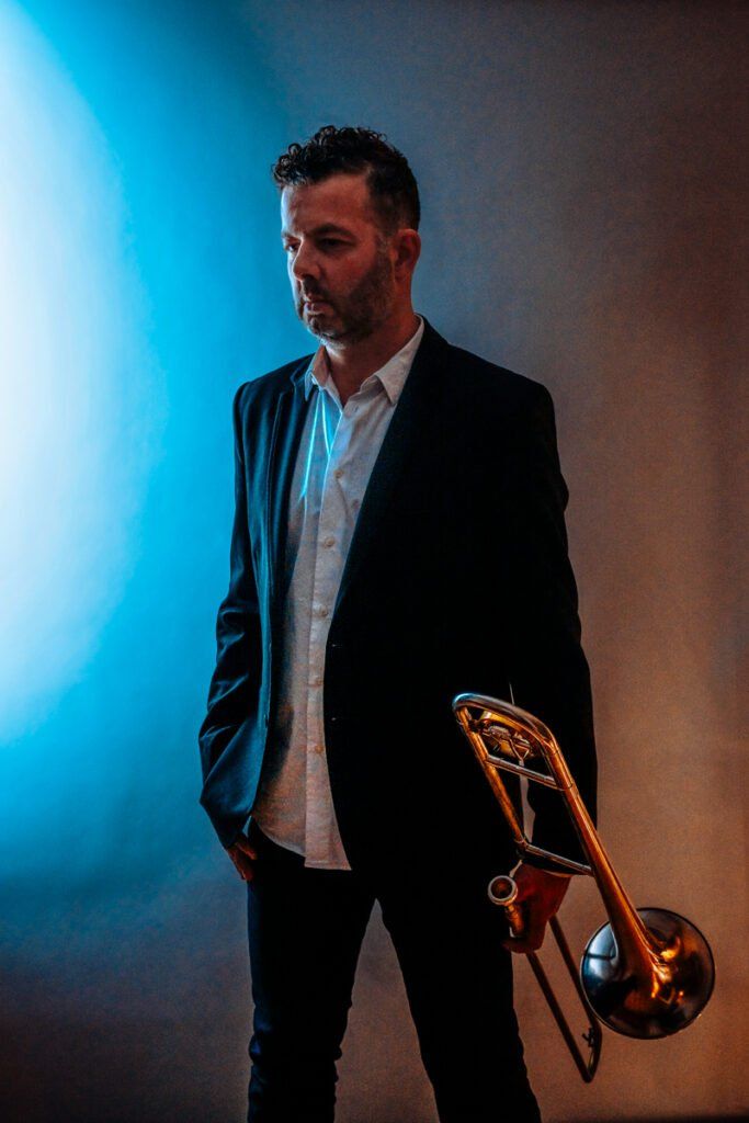 Portrait de Daniel Zimmermann qui porte une trompette dans sa main