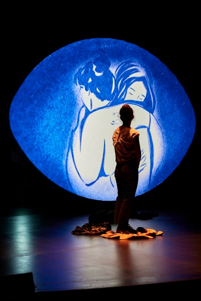 Photographie d'une silhouette de femme de dos au premier plan et d'une illustration projetée au second plan