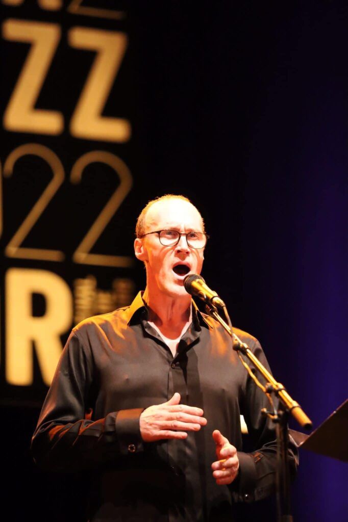 photographie d'un membre du groupe VoX qui chante