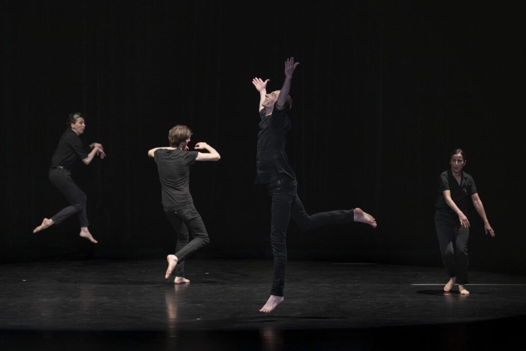 Photographie de quatre personnages qui dansent
