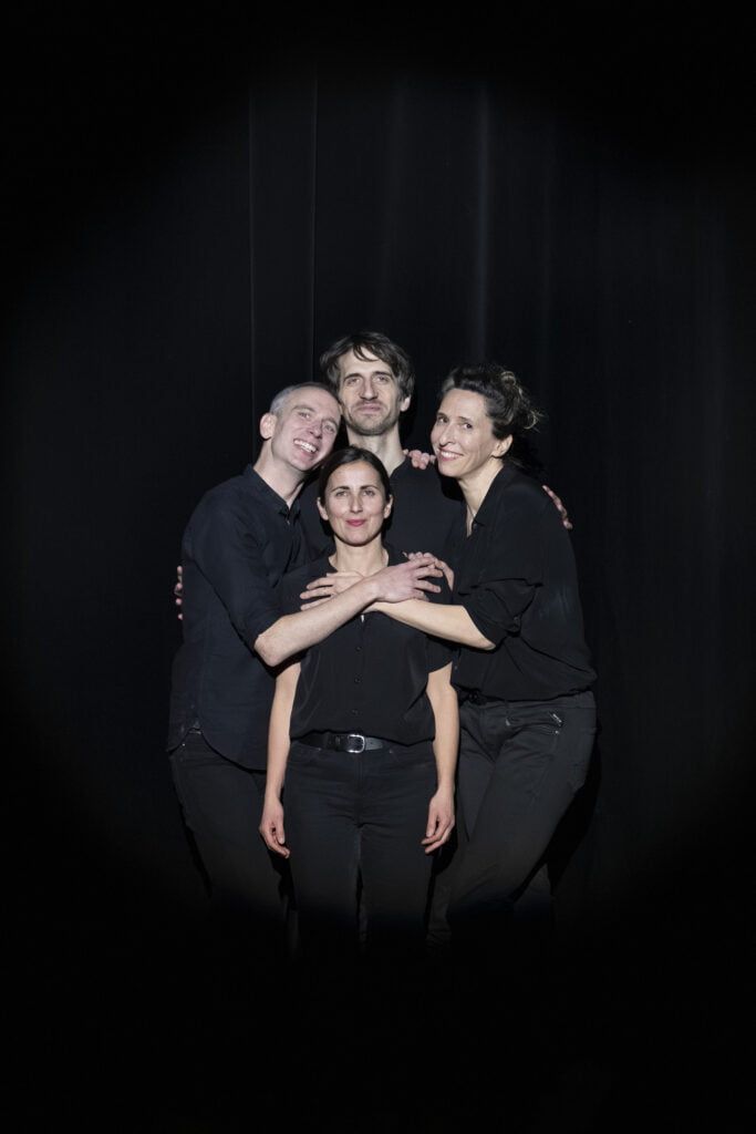 Photographie de quatre personnages qui s'entrelacent