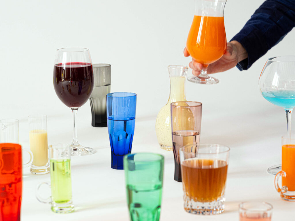 Une série de verres colorés remplis de boissons multicolores
