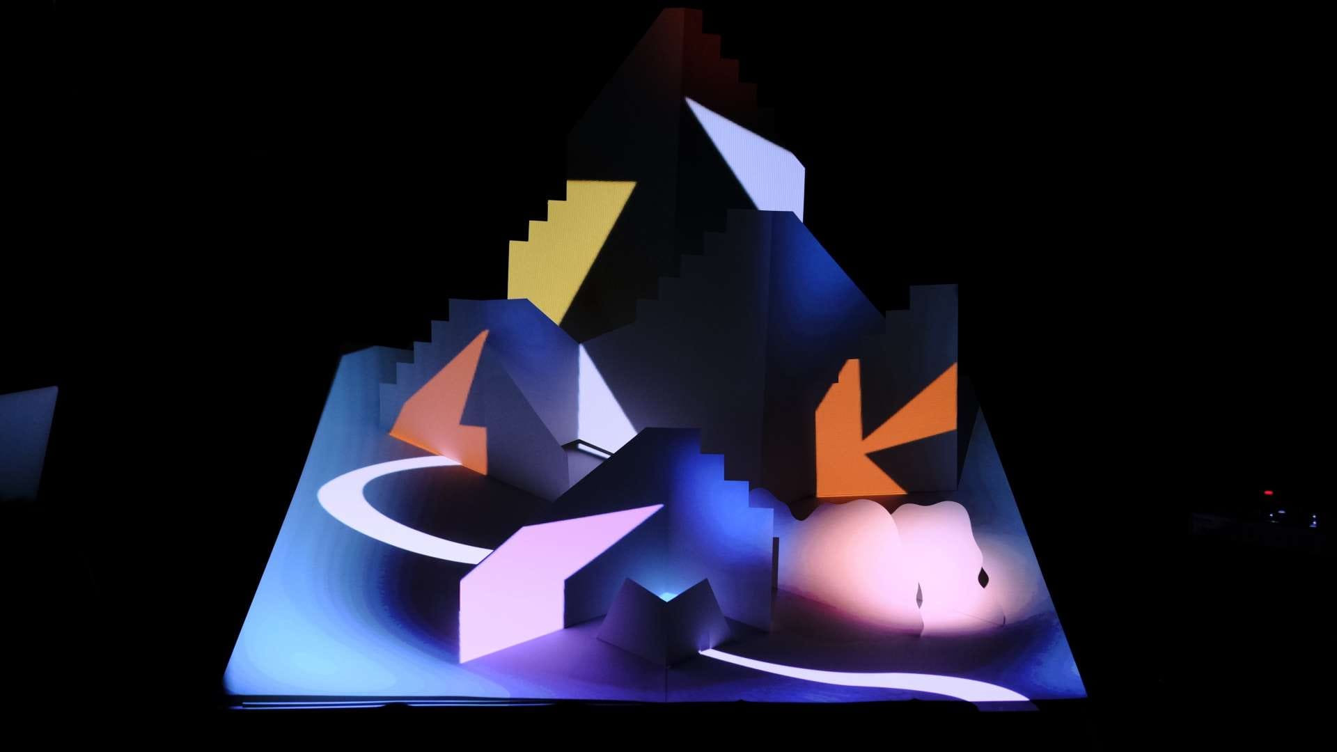 grand livre déplié éclairé et très coloré.