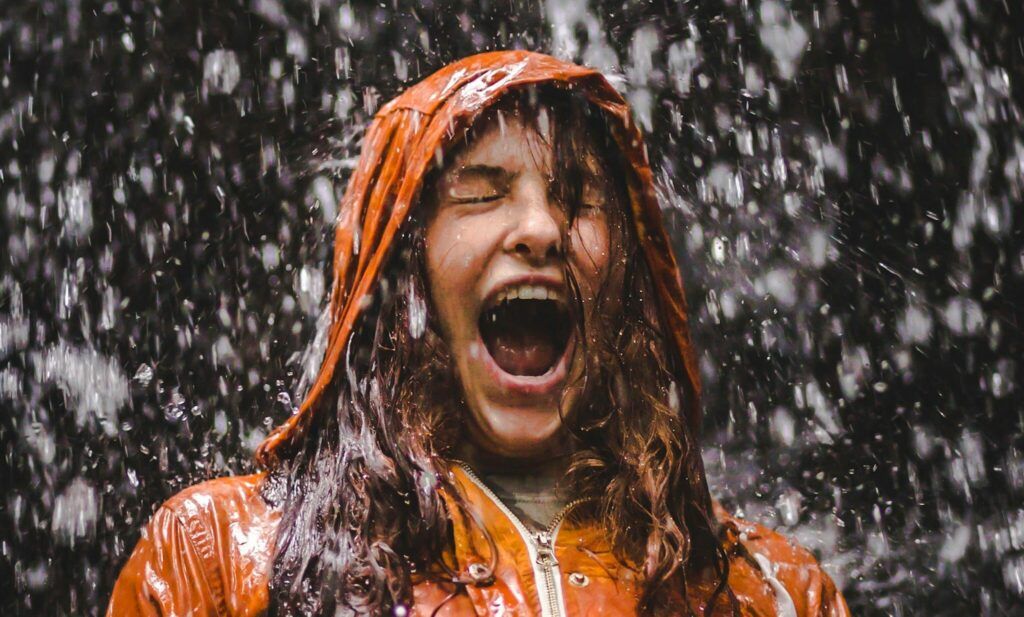 Jeune femme sous la pluie