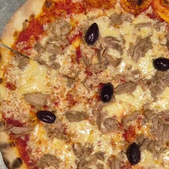 Tuna pizza