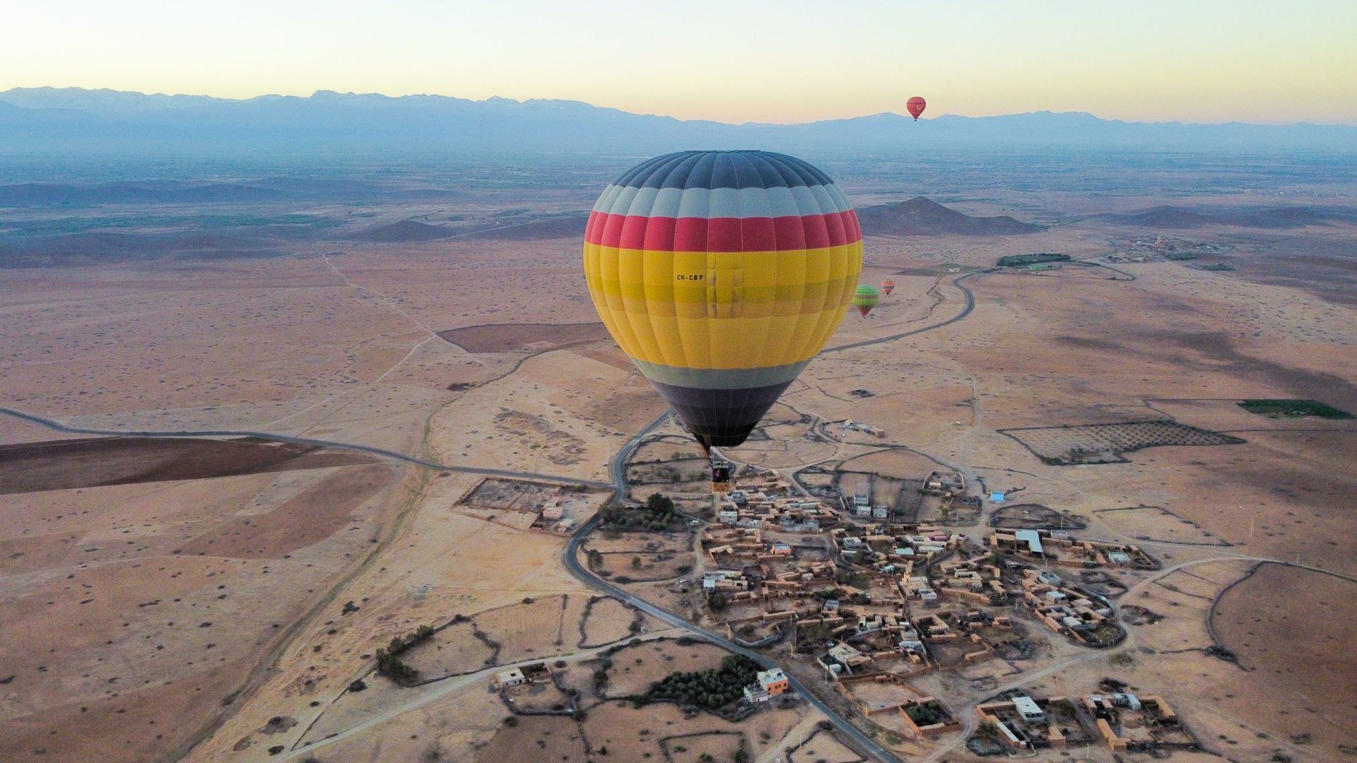 Heißluftballonfahrt über der Wüste Marokkos