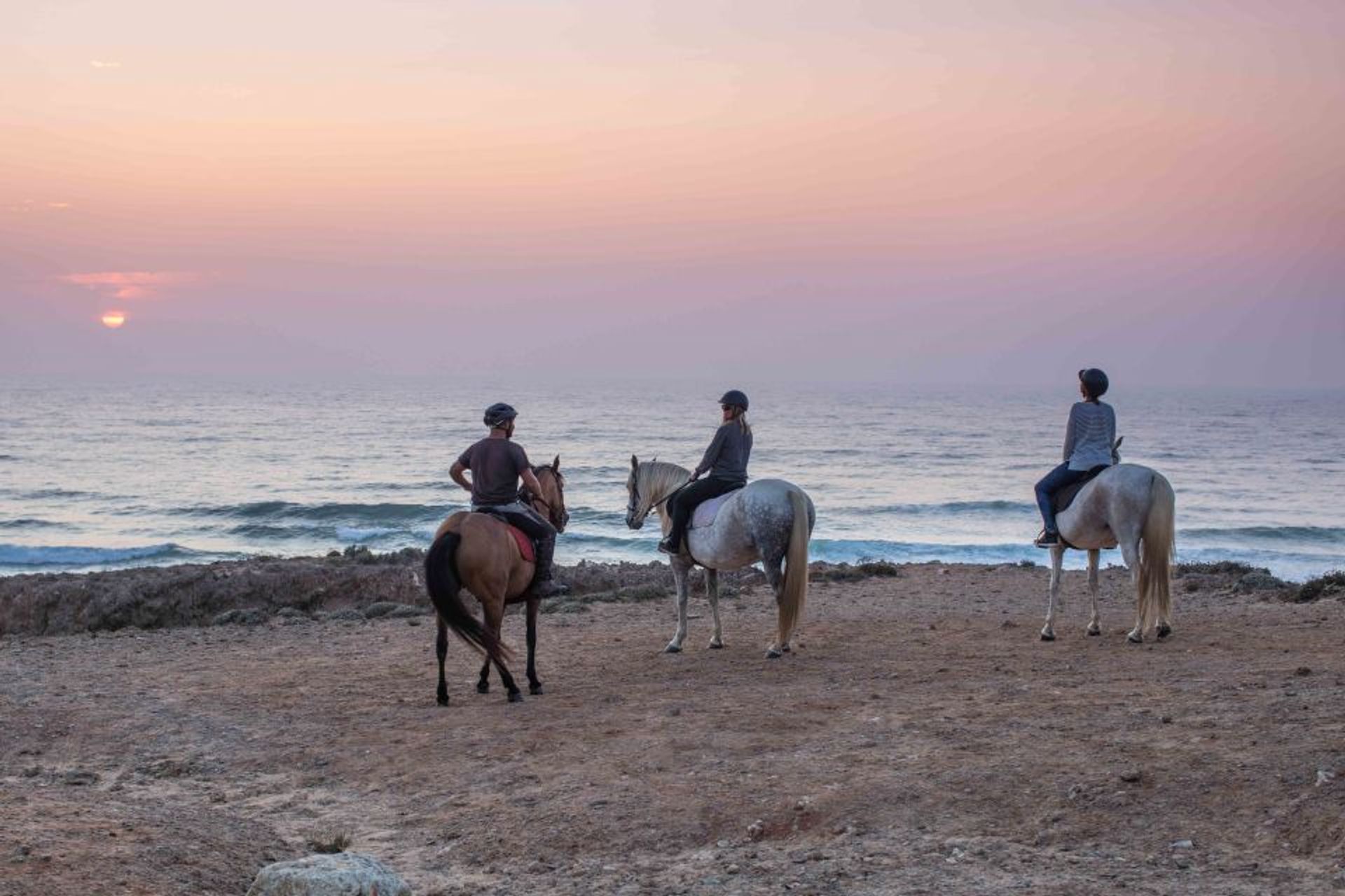 Reiten am Strand bei Sonnenuntergang (Estrada da Praia)
