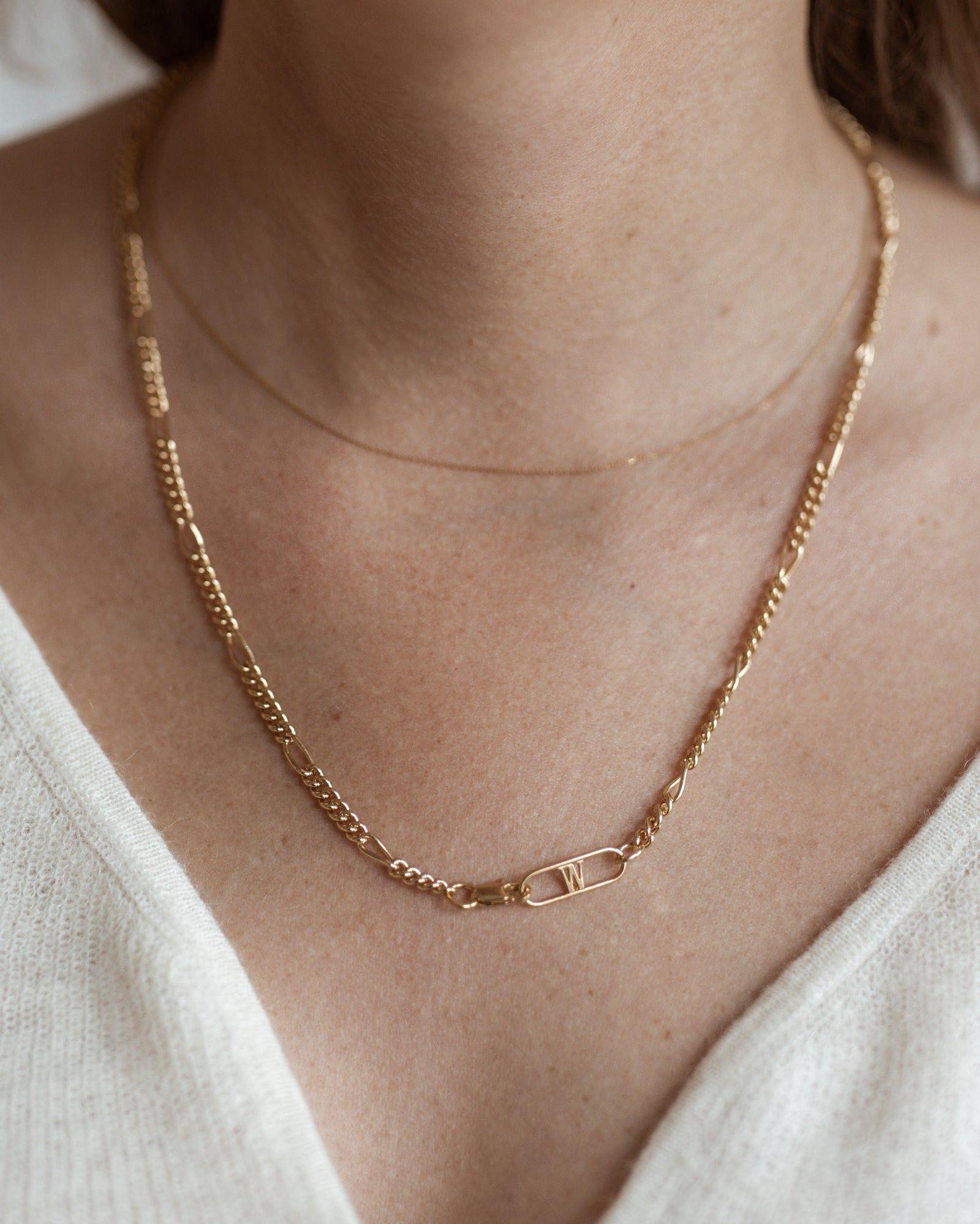 A person wearing a WALD Berlin Naomi Necklace Silver.