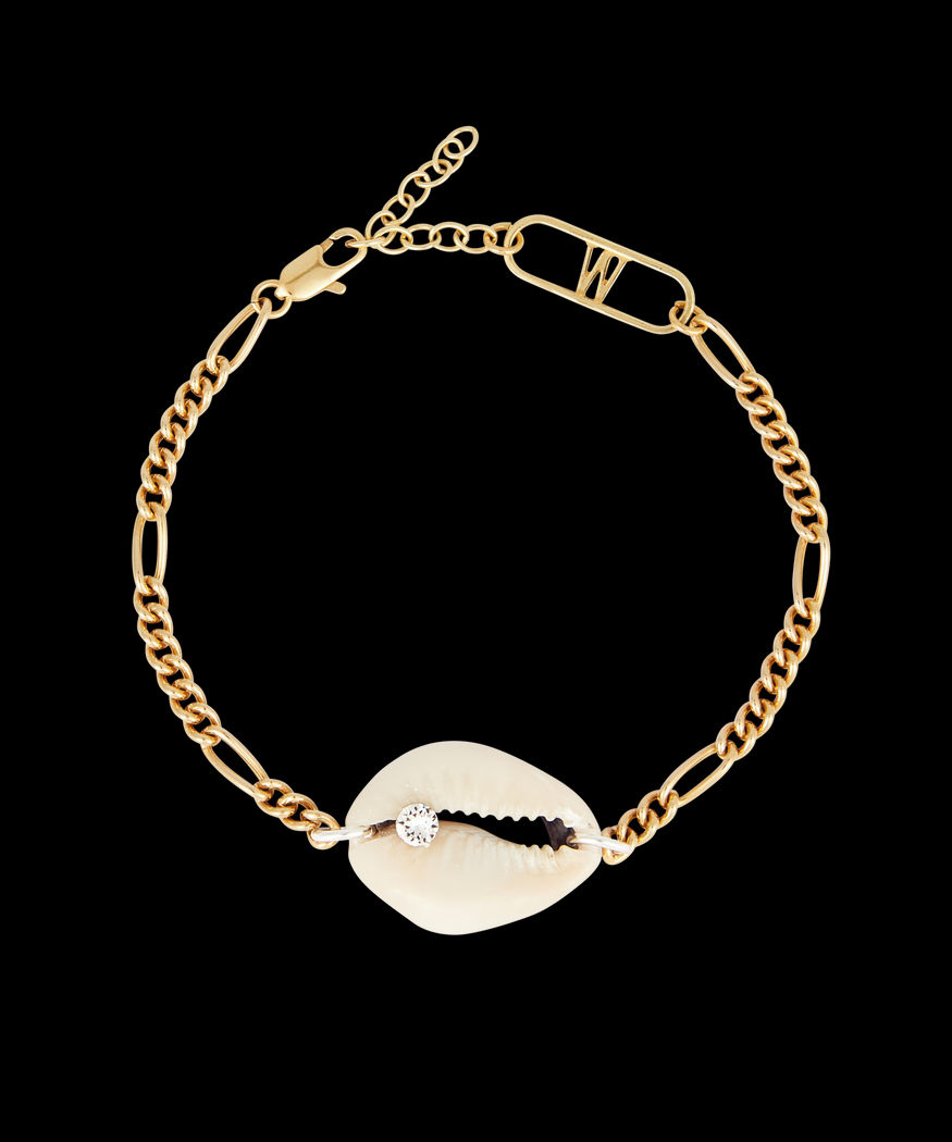 The La Piscina Just a Friend Bracelet by WALD Berlin is a gold chain bracelet featuring a cowrie shell with a small diamond embedded in the center, crafted from recycled gold and silver and made in Germany.