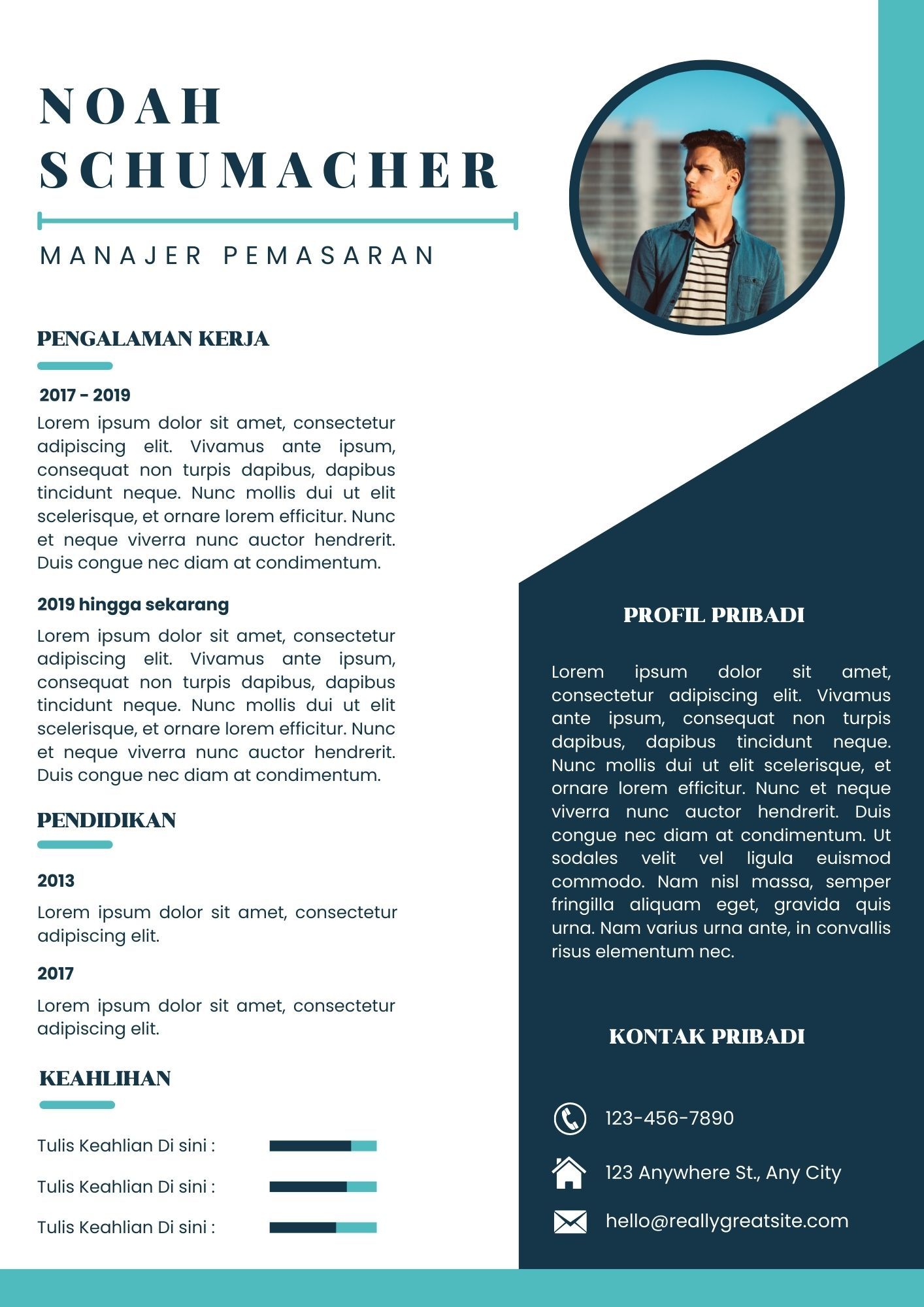 Download Template CV Keren Putih Biru Manajer Pemasaran Gratis