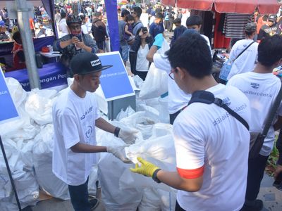 Relawan Danone-AQUA Mempromosikan Plogging Dalam Clean-Up Jakarta Day 2019