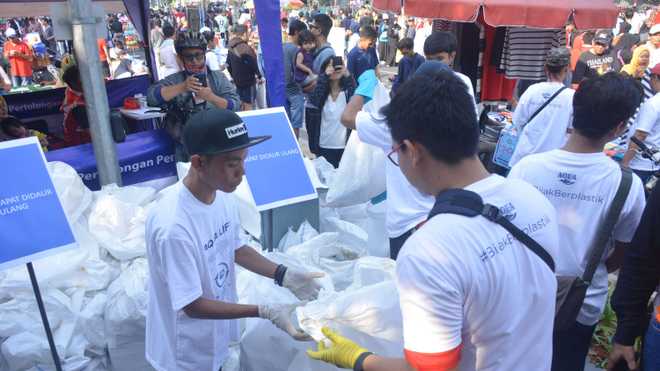 Relawan Danone-AQUA Mempromosikan Plogging Dalam Clean-Up Jakarta Day 2019