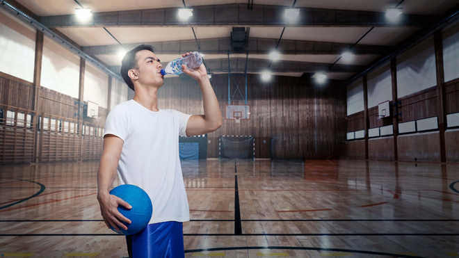 4 Manfaat Minum Air Putih untuk Menurunkan Berat Badan