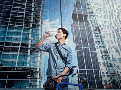 Anjuran Pola Minum Air yang Sehat di Era New Normal