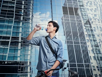 Berapa Liter Air yang Harus Diminum Agar Tidak Kekurangan Cairan?