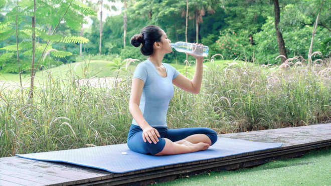 6 Manfaat Minum Air Putih Setelah Bangun Tidur, Apa Saja?