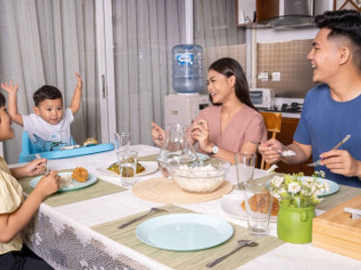 Jaga berat badan saat natal dan tahun baru dengan air mineral terbaik