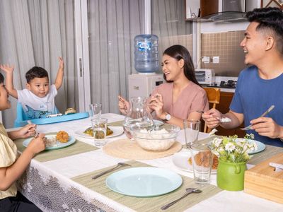 Jaga berat badan saat natal dan tahun baru dengan air mineral terbaik