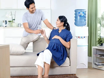 8 Cara Mengatasi Sakit Pinggang saat Hamil, Wajib Tahu!