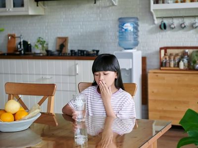 6 Cara Mengatasi Bibir Kering dan Pecah-Pecah secara Alami