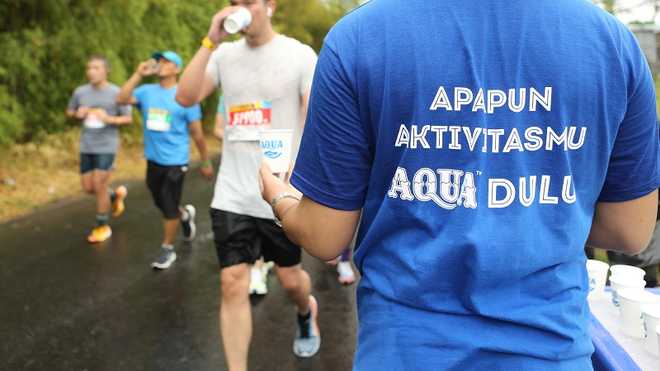 AQUA Ingatkan Pentingnya Kecukupan Konsumsi Air Minum dengan Membawa Semangat ‘AQUA Dulu’ di Ajang Maybank Marathon 2022