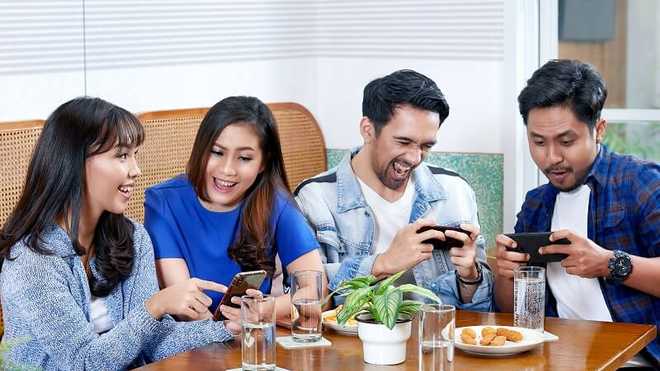 Tips Tetap Sehat dan Aman Meski Makan di Luar Rumah