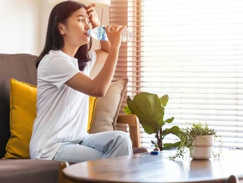 Jet Lag: Penyebab, Gejala, Faktor Risiko & Cara Mengatasi