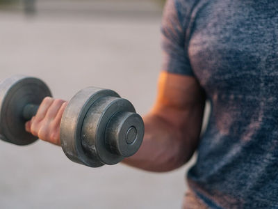 8 Cara Menaikkan Massa Otot untuk Pria dan Wanita yang Tepat