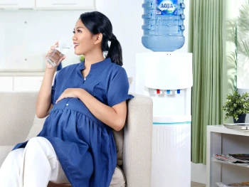 5 Manfaat Minum Air Putih saat Hamil untuk Kesehatan Janin