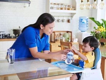 Mengenal 7 Akibat Kurang Minum Air Putih pada Anak