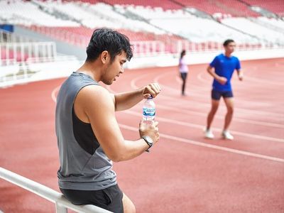 3 Cara Mengatasi Dehidrasi saat Olahraga, Perlu Tahu!