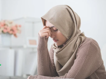 7 Cara Mengatasi Badan Lemas saat Puasa, Anti Lesu & Ngantuk!
