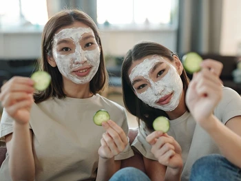 13 Bahan Untuk Masker Wajah Alami & Cara Membuatnya, Mudah!
