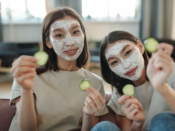 15 Bahan Untuk Masker Wajah Alami & Cara Membuatnya, Mudah!